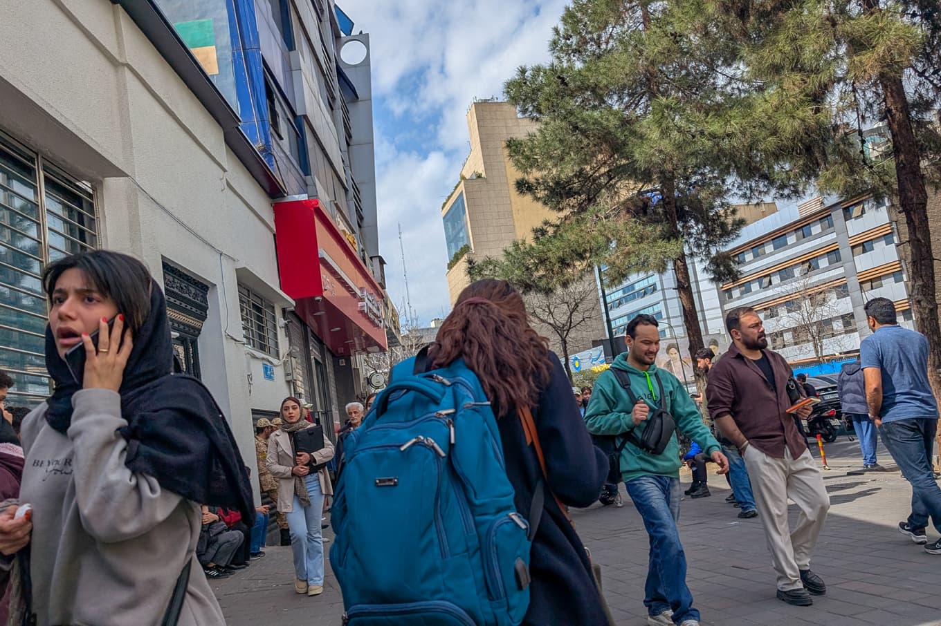 Människor i Teheran under lördagförmiddagen, efter att USA och Israel inlett sitt angrepp på Iran. Foto: Sohrab / Middle East Images / AFP via Getty Images