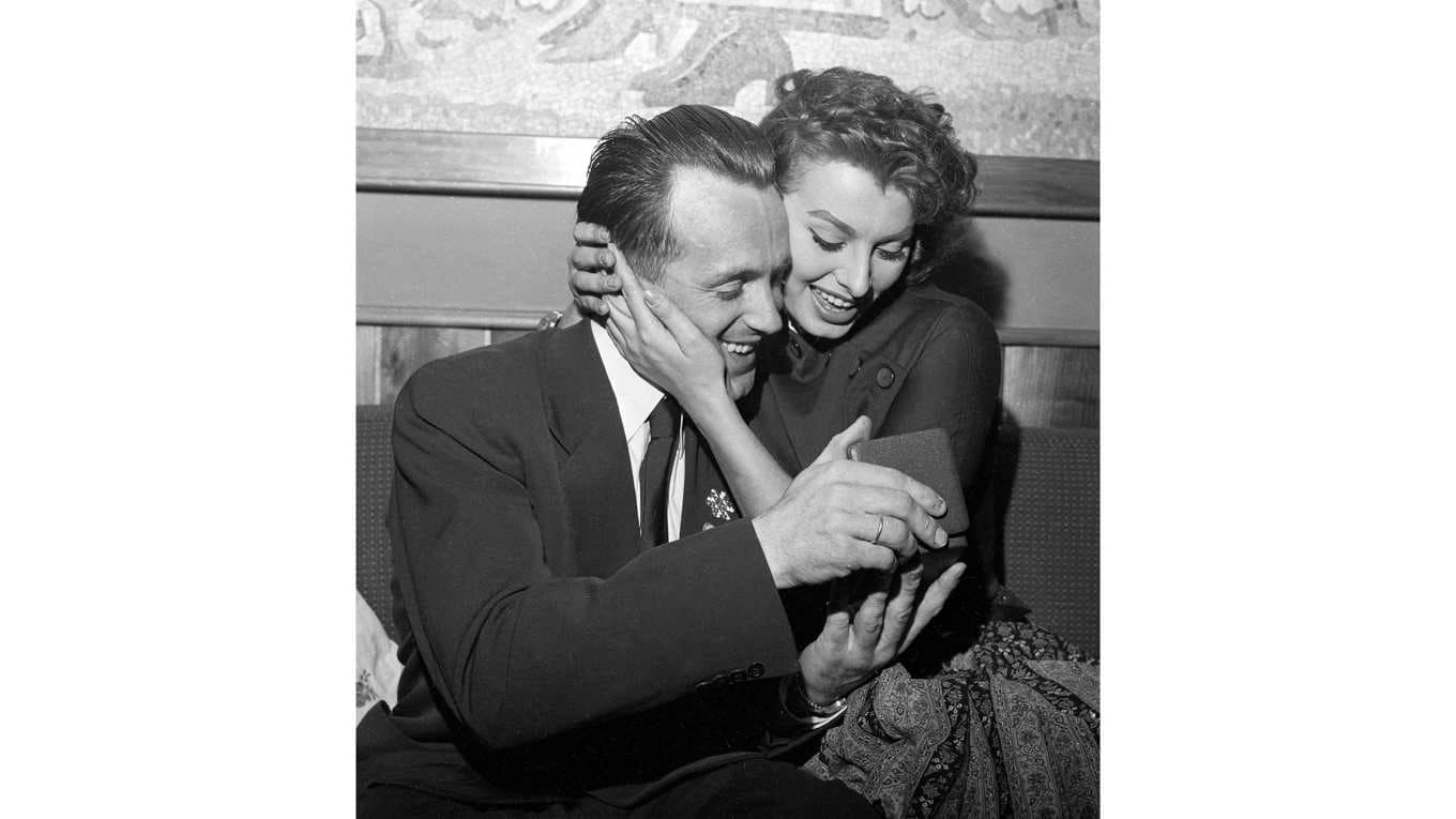 Den norske skidåkaren Hallgeir Brenden och skådespelerskan Sophia Loren. Foto: TT BILD