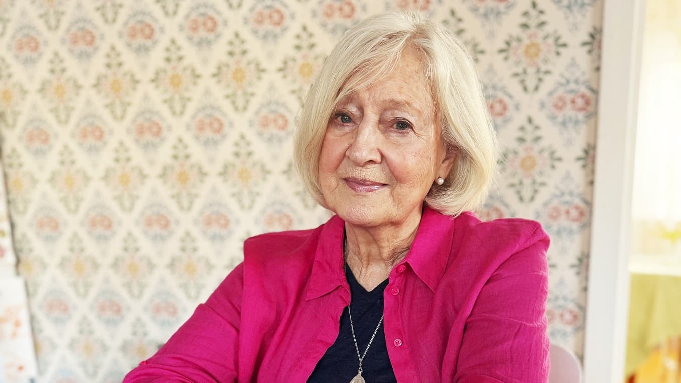 Karl Beijbom träffar Inga-Britt Ahlenius över en kopp kaffe vid köksbordet i hennes vackra hem norr om Stockholm. Foto: Karl Beijbom