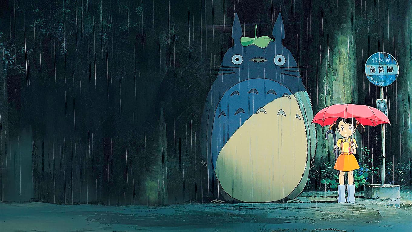 Vänliga skogsanden Totoro väntande på Kattbussen tillsammans med en av döttrarna i familjen Kusakabe. Foto: TriArt Film/Studio Ghibli