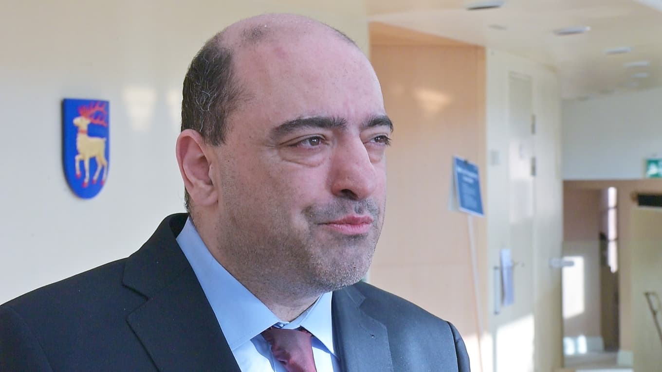 Hundratusentals demonstranter samlades i München den 14 februari för att kräva regimskifte i Iran. Riksdagsledamoten Nima Gholam Ali Pour (SD) deltog och höll tal om behovet av ökat internationellt stöd till oppositionen. Foto: Roger Sahlström.