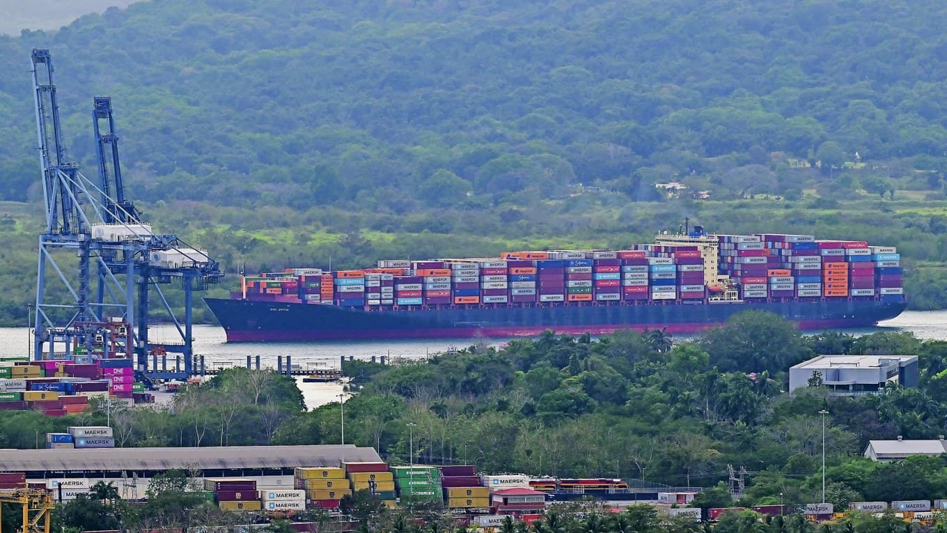 Det Liberia-flaggade containerfartyget GSL Effie färdas genom Panamakanalen. Foto: Martin Bernetti/AFP via Getty Images