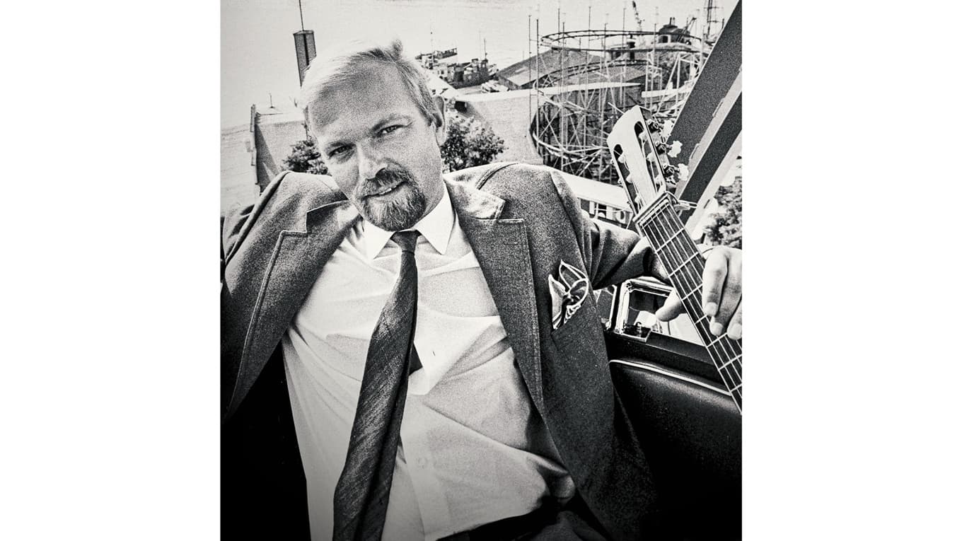 Olle Adolphson i en av gondolerna i Pariserhjulet som fortfarande fanns på Gröna Lunds tivoli år 1969. Foto: Ulf Stråhle