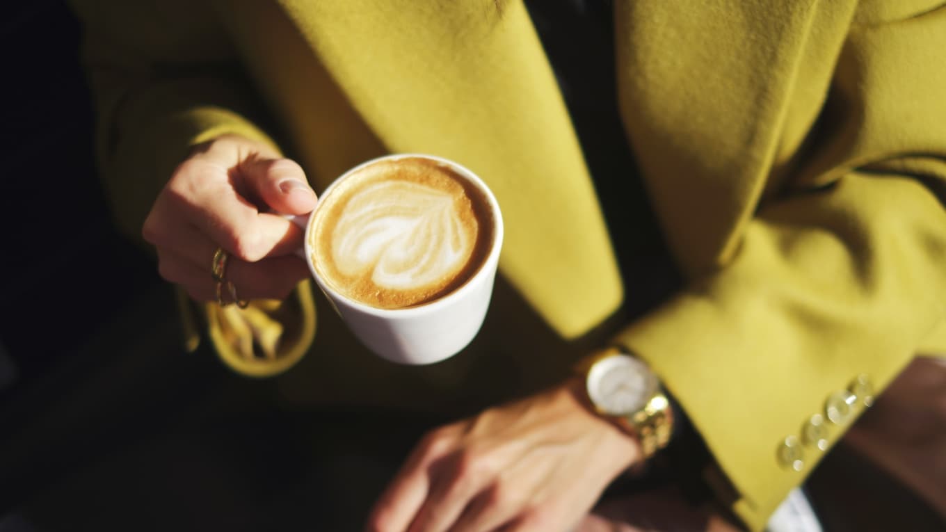 I en Harvardstudie hade regelbundna kaffedrickare cirka 18 procent lägre demensrisk och tedrickare omkring 15–16 procent lägre risk när det innehöll koffein. Foto: Dan Kitwood/Getty Images