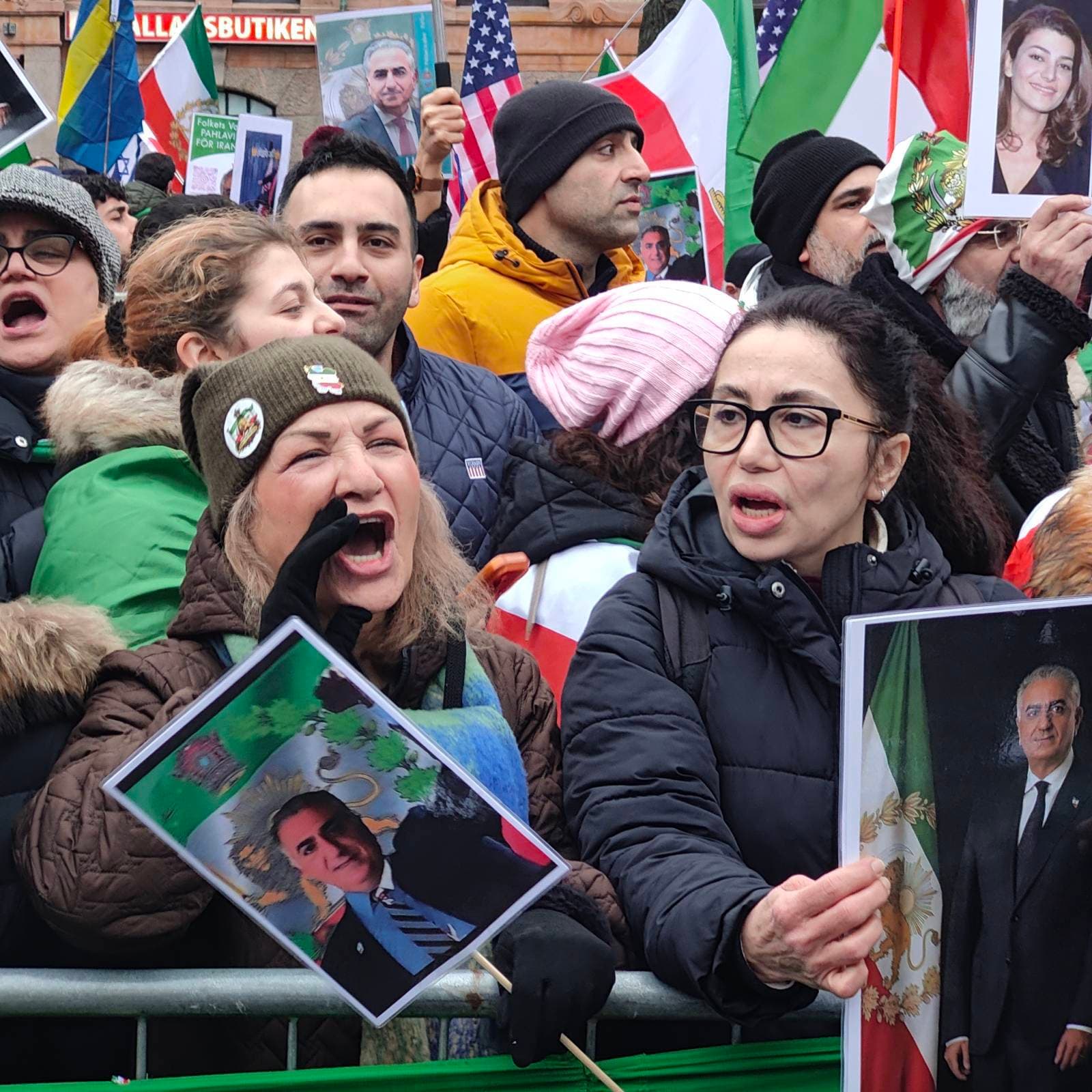 Demonstranter under den stora demonstrationen för Irans frihet i Stockholm den 28 februari. Foto: Roger Sahlström