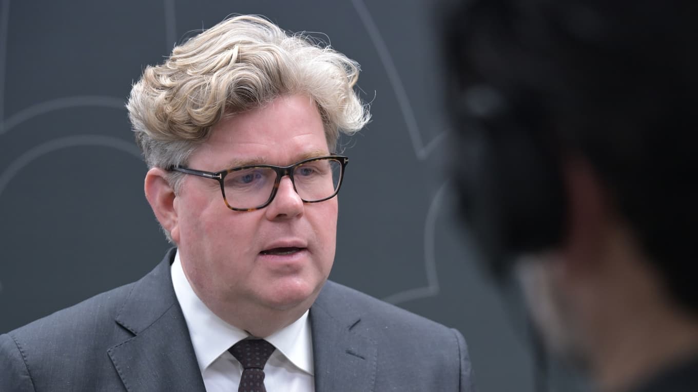 Justitieminister Gunnar Strömmer (M) presenterar en ny utredning om utökade möjligheter att förverka kriminellas tillgångar och stärka den tillgångsinriktade brottsbekämpningen. Foto: Roger Sahlström.