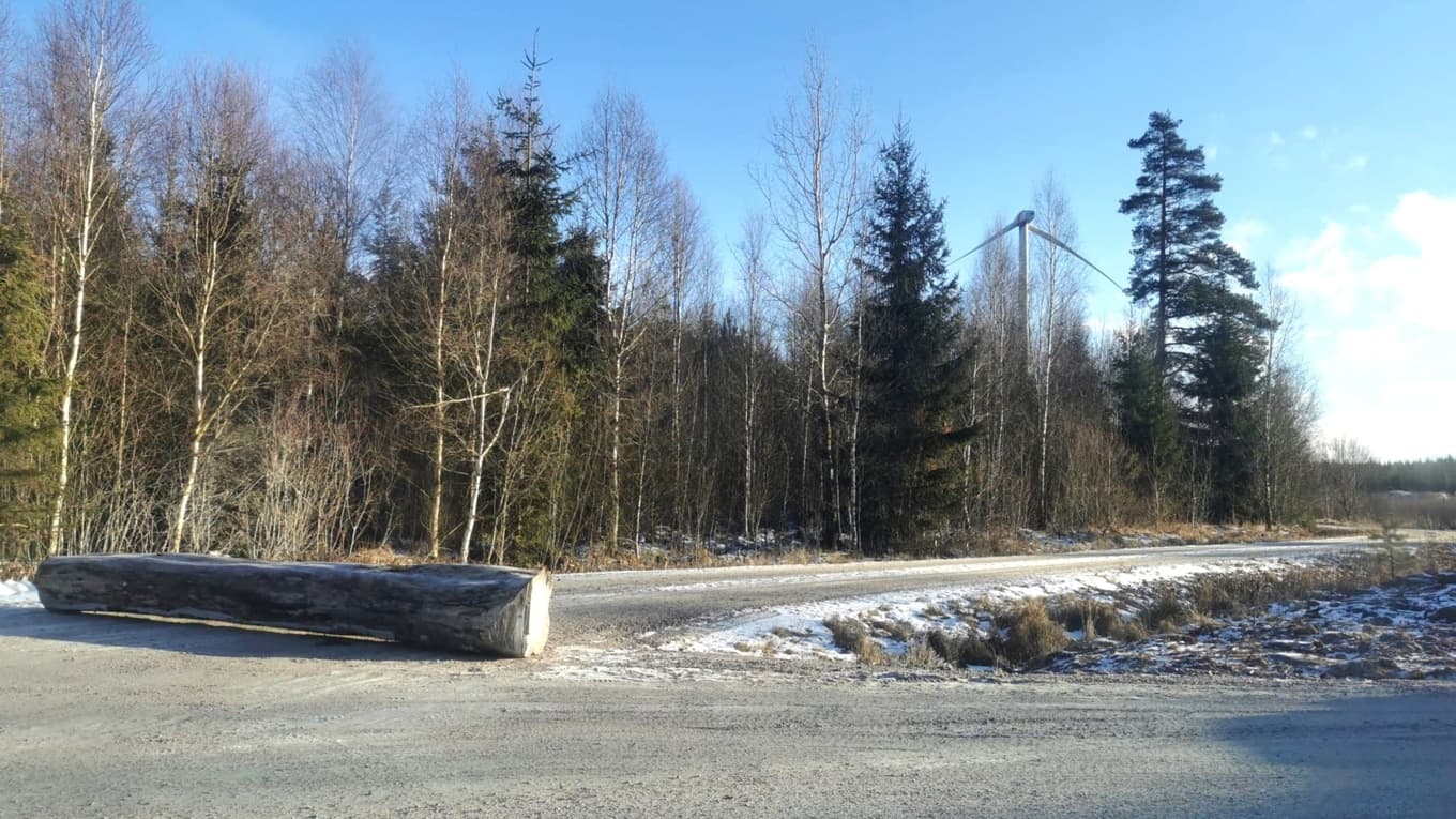 Väghinder intill vindkraftshaveri utanför Skara. Foto: Nils Mattsing