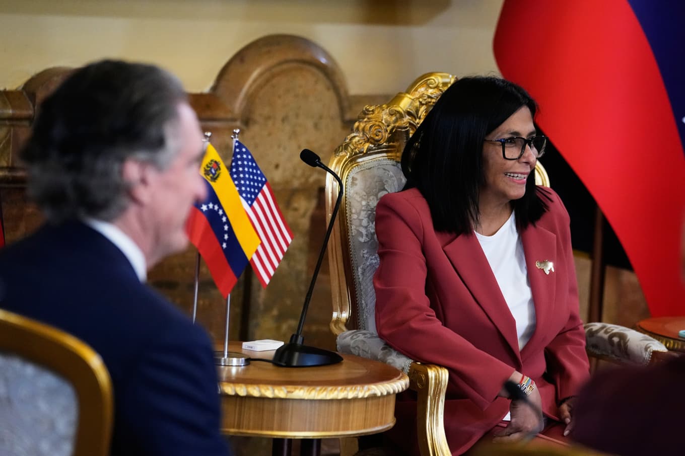 Venezuelas interimspresident Delcy Rodríguez under ett möte med USA:s minister Doug Burgum i onsdags. Foto: Ariana Cubillos/AP/TT
