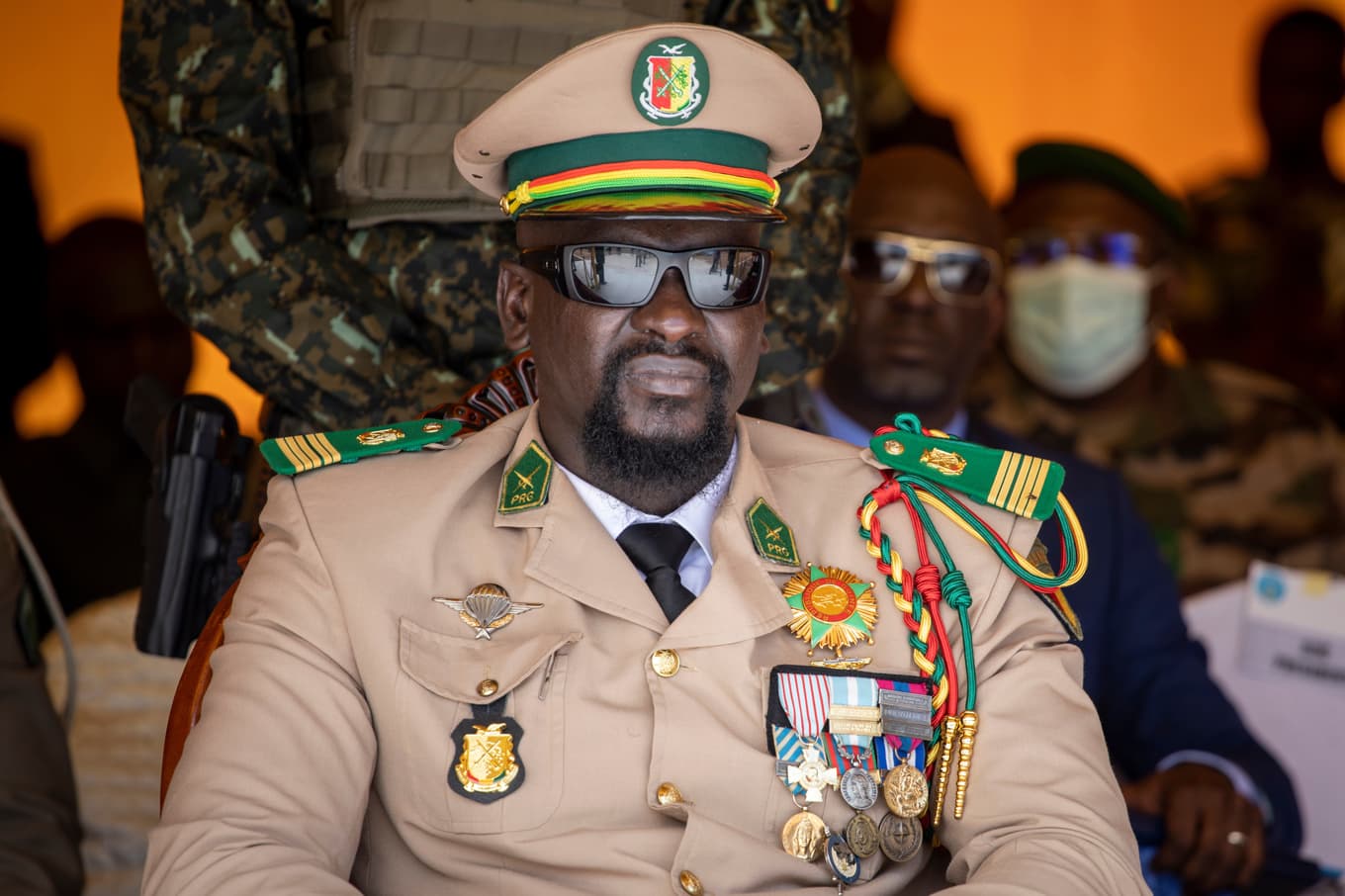 Guineas juntaledare och president, Mamady Doumbouya på en militärparad i i Malis huvudstad Bamako. Arkivbild. Foto: AP/TT