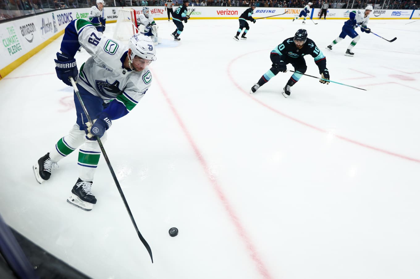 Vancouvers Marcus Pettersson (29) stod för tre assister i nattens NHL. Bild från en match i februari. Foto: Kevin Ng/AP/TT