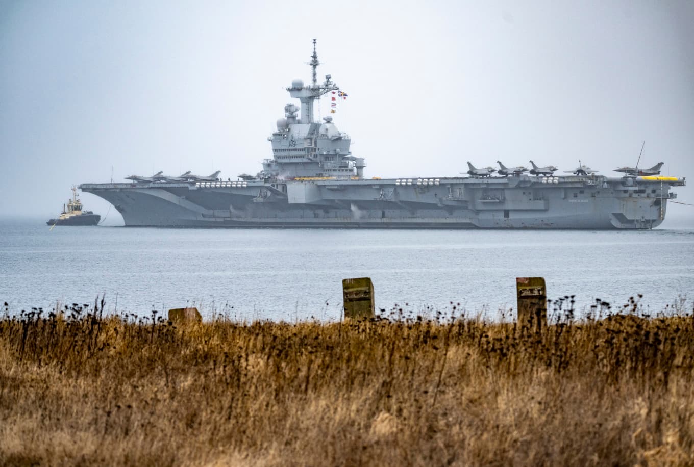 Assisterad av bogserbåtar lämnar det franska hangarfartyget Charles De Gaulle (R91) kaj i Norra hamnen i Malmö. Foto: Johan Nilsson / TT