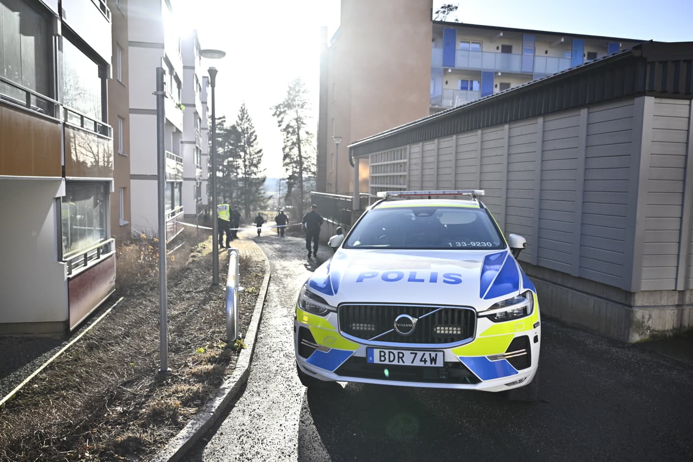Polis på plats sedan ett misstänkt farligt föremål hittats i Husby i norra Stockholm. Foto: Christine Olsson/TT