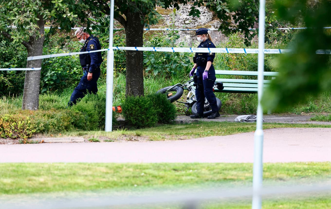 Polis på plats efter mordet i stadsdelen Berga i Linköping i augusti 2024. Foto: Stefan Jerrevång/TT