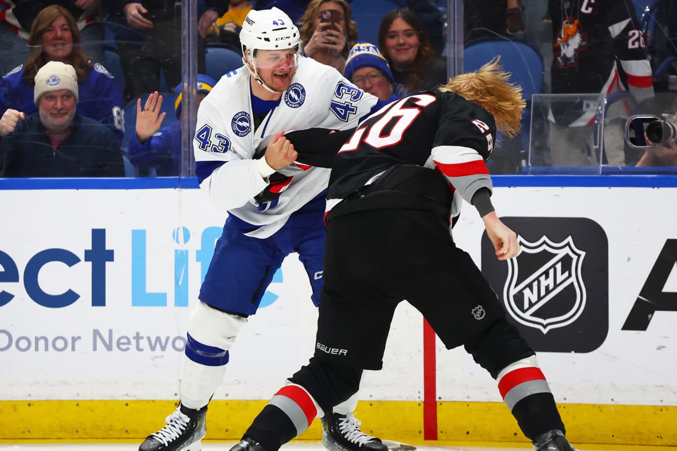 Rasmus Dahlin (till höger) får stryk av Tampa Bays Darren Raddysh. Foto: Jeffrey T. Barnes/AP/TT