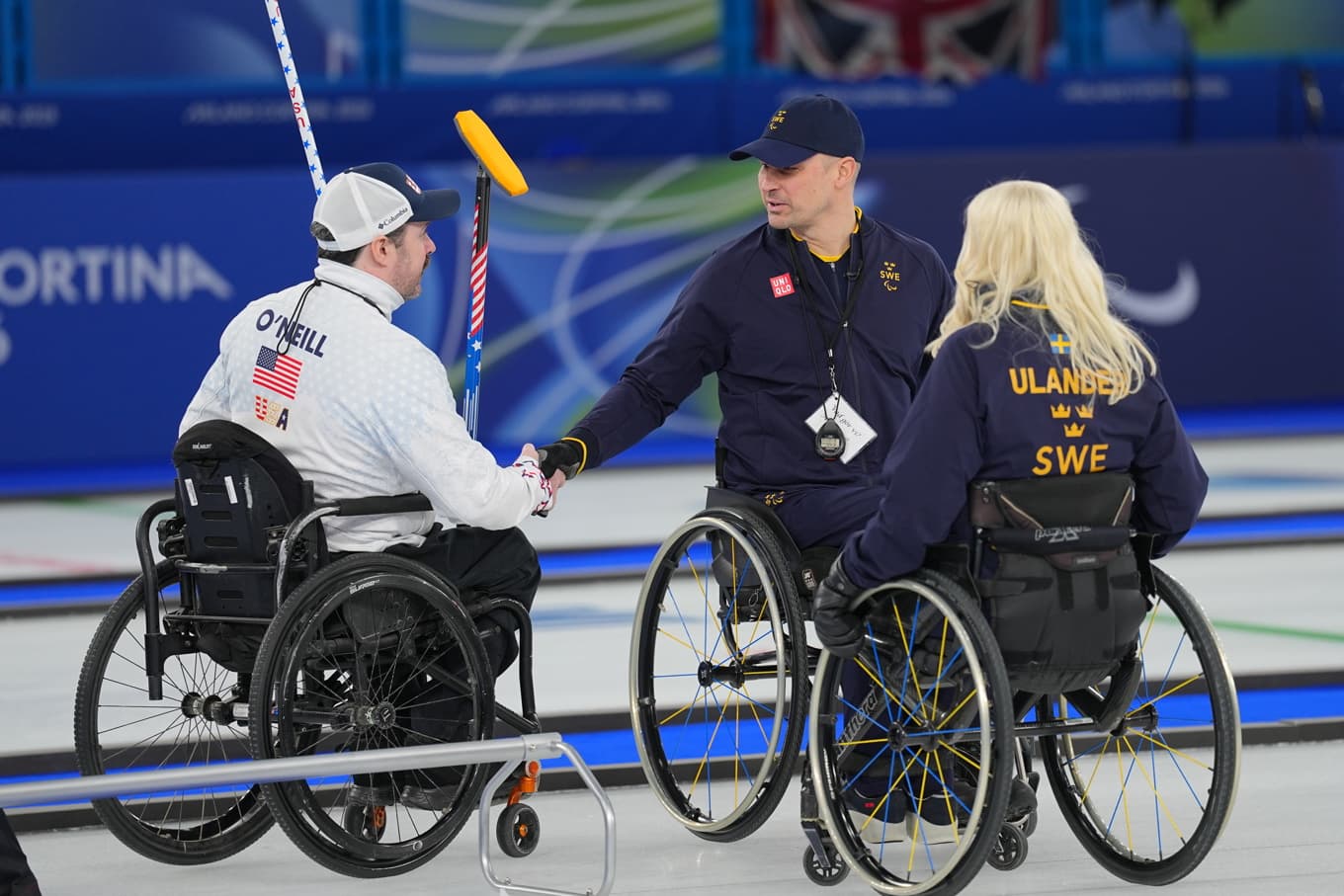 Sveriges Viljo Petersson Dahl tackar USA:s Sean O'Neill efter att Blågult förlorat med 1–7 i Cortina. Foto: Magnus Lejhall/Parasport Sverige/TT