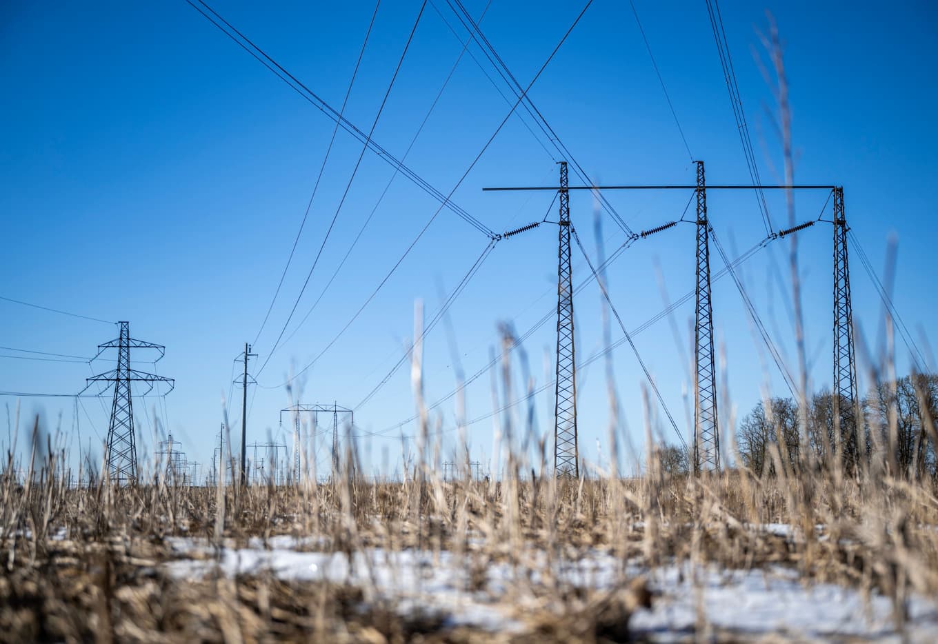 Varmare och sol bra för elpriset, men Irankriget överskuggar. Arkivbild. Foto: Johan Nilsson / TT