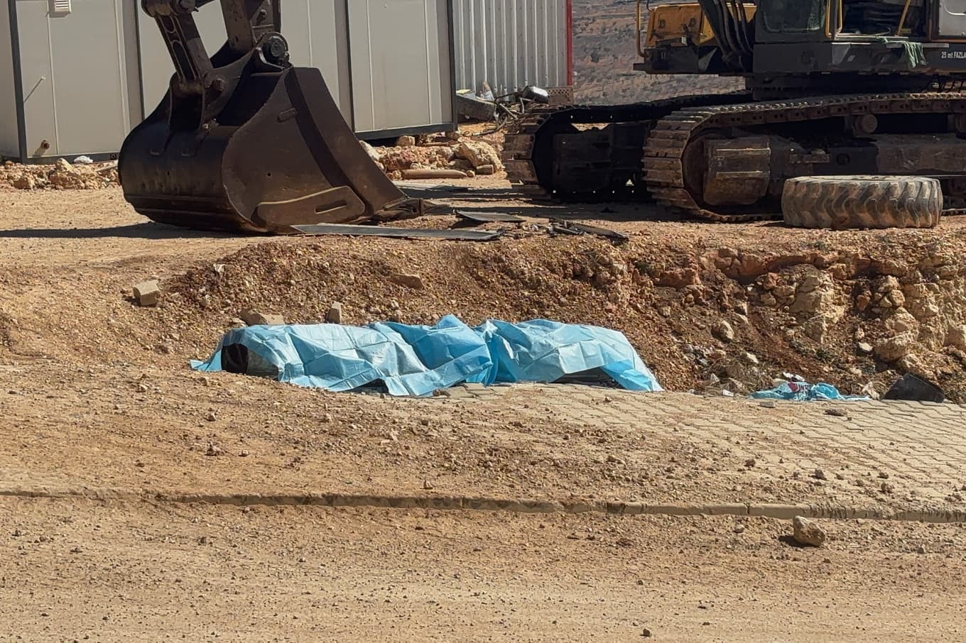 Delar av en iransk robot, på marken i Sahinbey utanför den turkiska staden Gaziantep. Foto: Said Vakkas Yagci/IHA via AP/TT