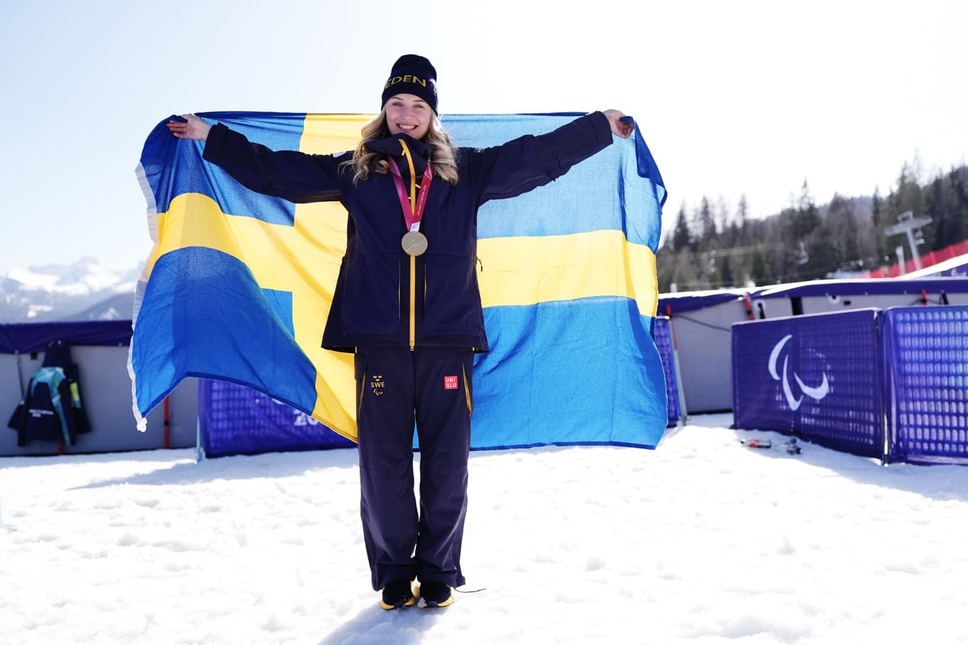 Ebba Årsjö med sin guldmedalj i störtlopp från Paralympics i lördags. Foto: Björn Larsson Rosvall/TT