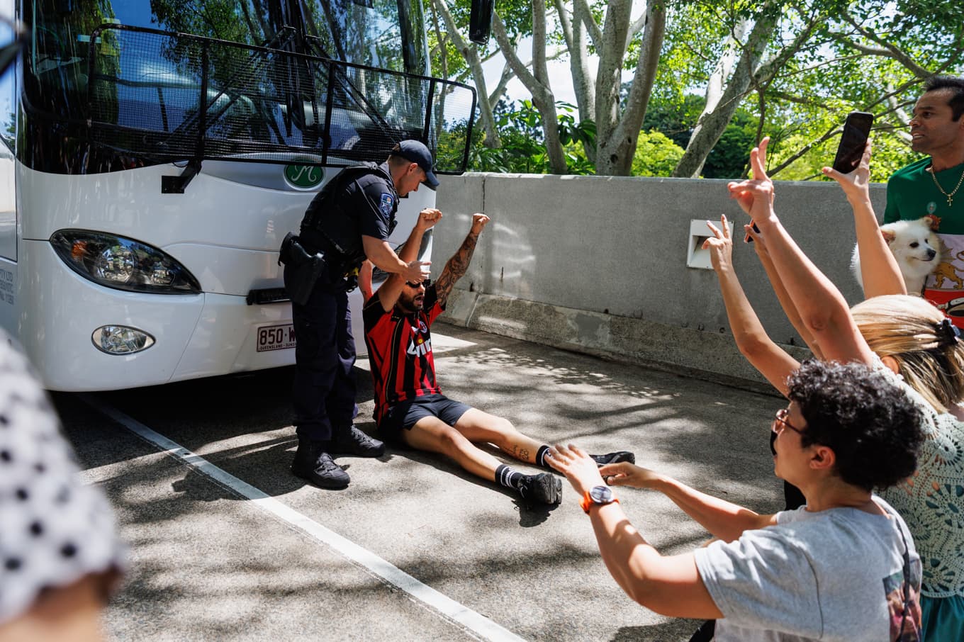 Demonstranter försökte stoppa spelarbussen på tisdagen. Foto: Russell Freeman/AP/TT