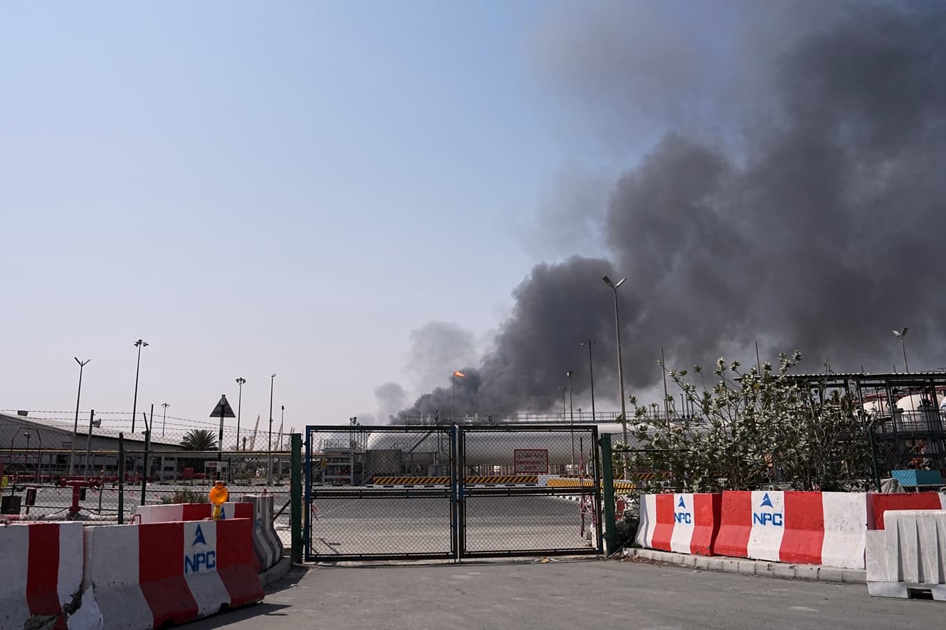 Rök stiger efter en iransk drönarattack mot hamnen i Dubai tidigt i mars. Foto: Fatima Shbair/AP/TT
