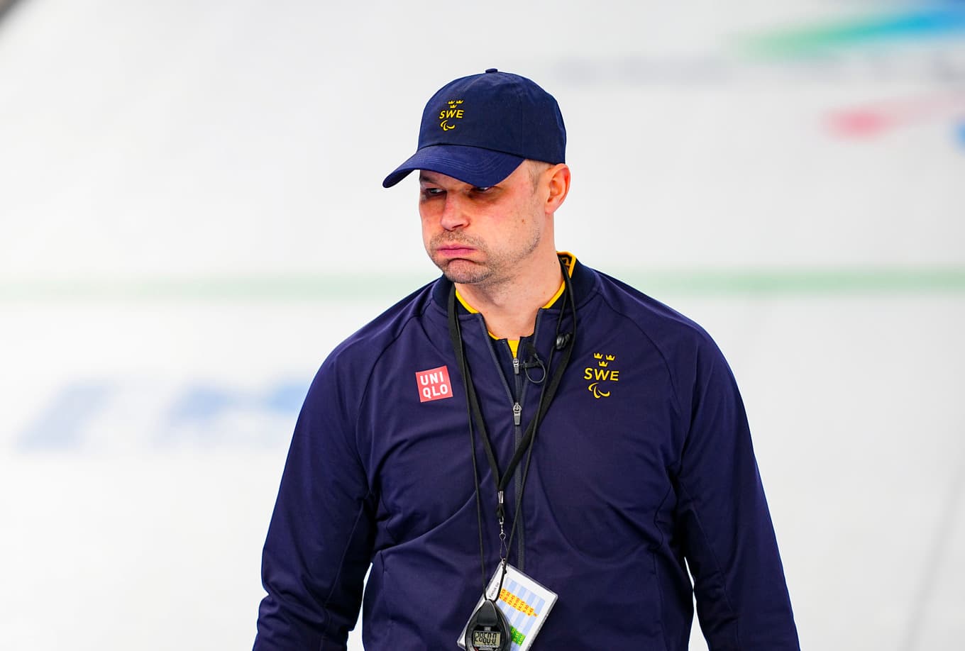Skippern Viljo Petersson Dahl kan pusta ut. Sveriges mixedlag i curling är nära Paralympics-semifinal efter en rysarseger mot Slovakien. Foto: Magnus Lejhall/Parasport Sverige/TT/TT