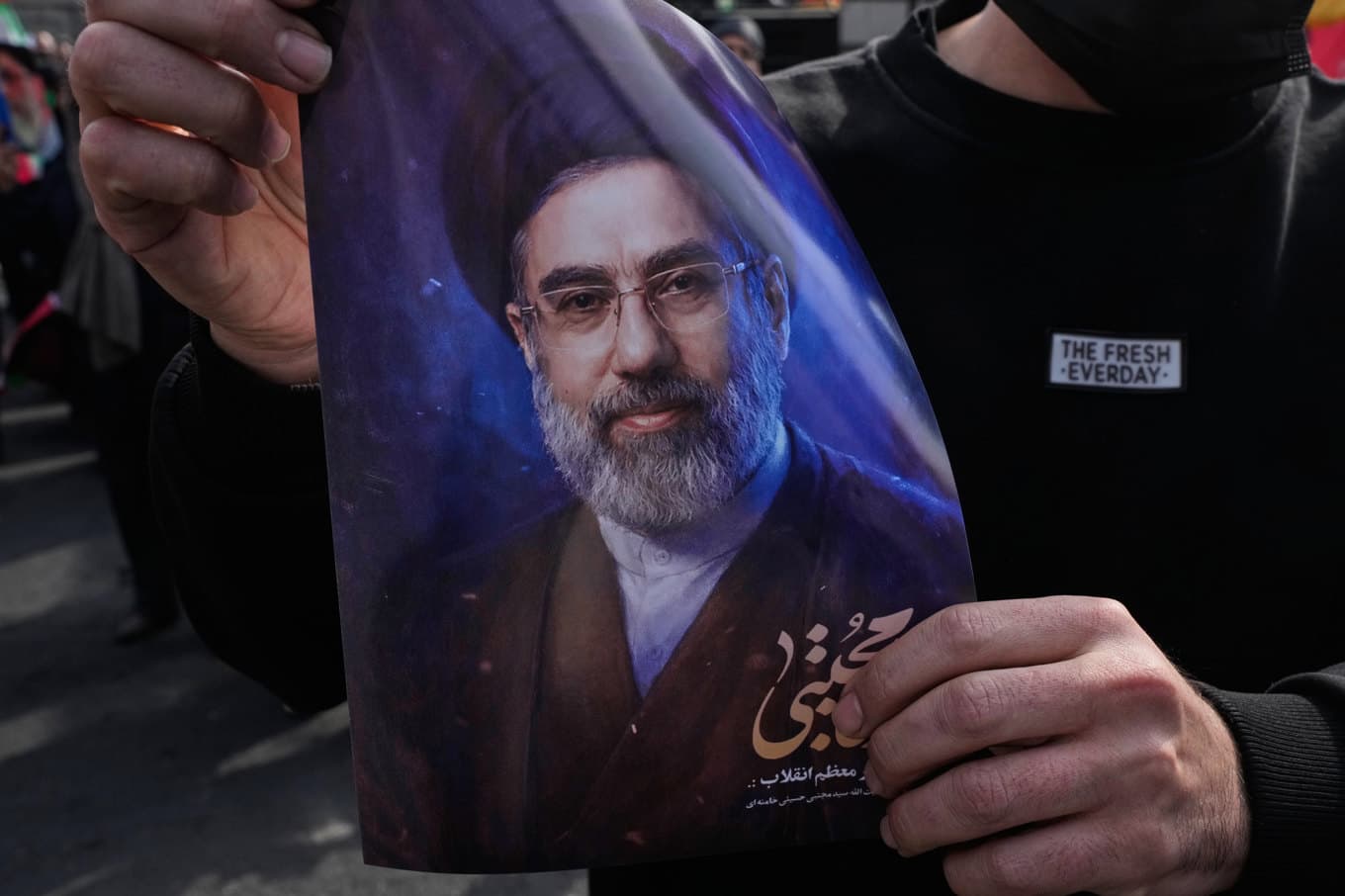 En man håller en bild på Irans nye högste ledare, Mojtaba Khamenei, under en demonstration i Irans huvudstad Teheran den 9 mars. Foto: Vahid Salemi/AP/TT