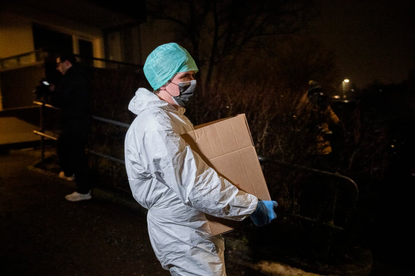 Kriminaltekniker på platsen där de tre bröderna greps på onsdagen. En av dem har erkänt och säger sig ha agerat ensam, men de två andra misstänks för medhjälp. Foto: Stian Lysberg Solum/NTB/TT