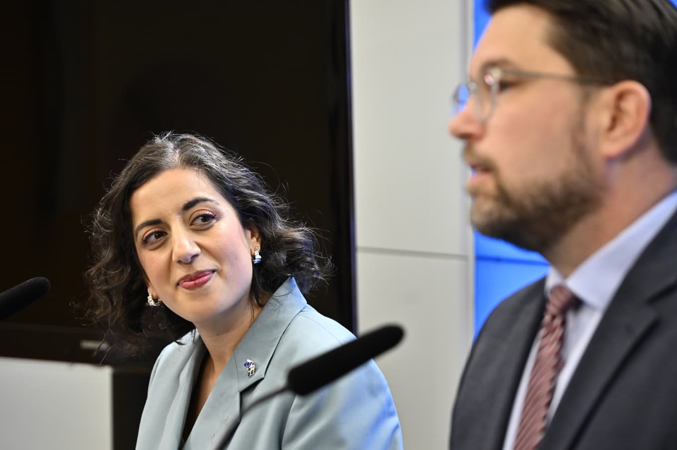 Liberalerna partilledare Simona Mohamsson (L) och Sverigedemokraternas Jimmie Åkesson (SD) på pressträffen. Foto: Anders Wiklund/TT