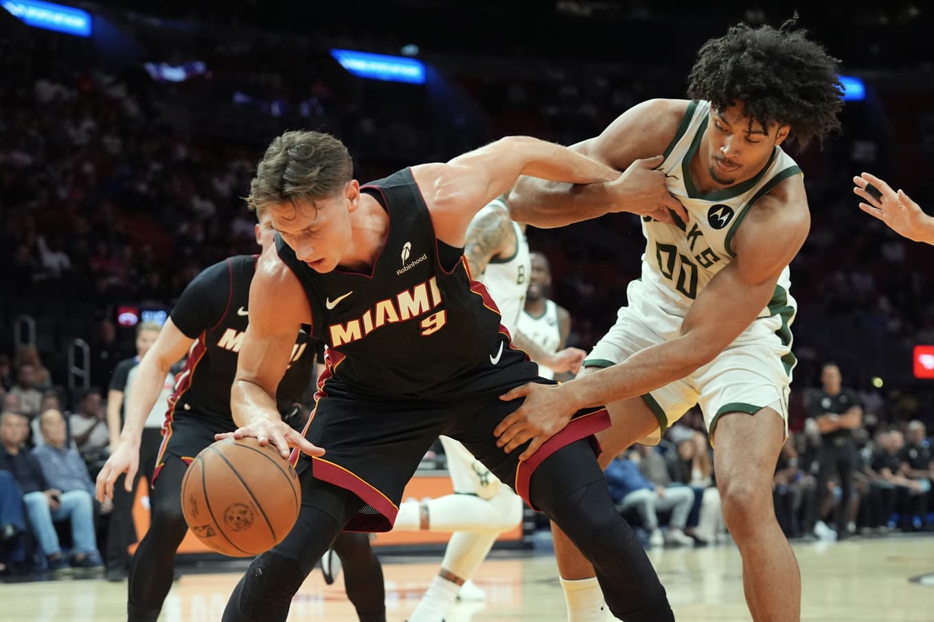 Pelle Larsson (9) och Milwaukees Jericho Sims under nattens match. Foto: Marta Lavandier/AP/TT