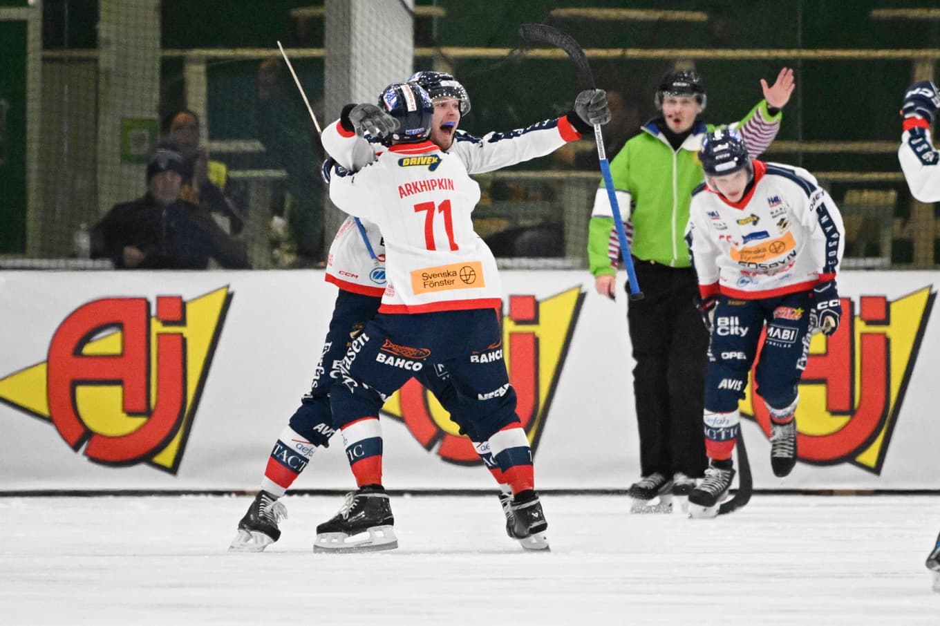 Edsbyn firar 1–0-målet av Albin Bysell Söderkvist – som senare gjorde fler mål – under herrarnas SM-final i bandy mot Villa-Lidköping i Västerås. Foto: Jessica Gow/TT