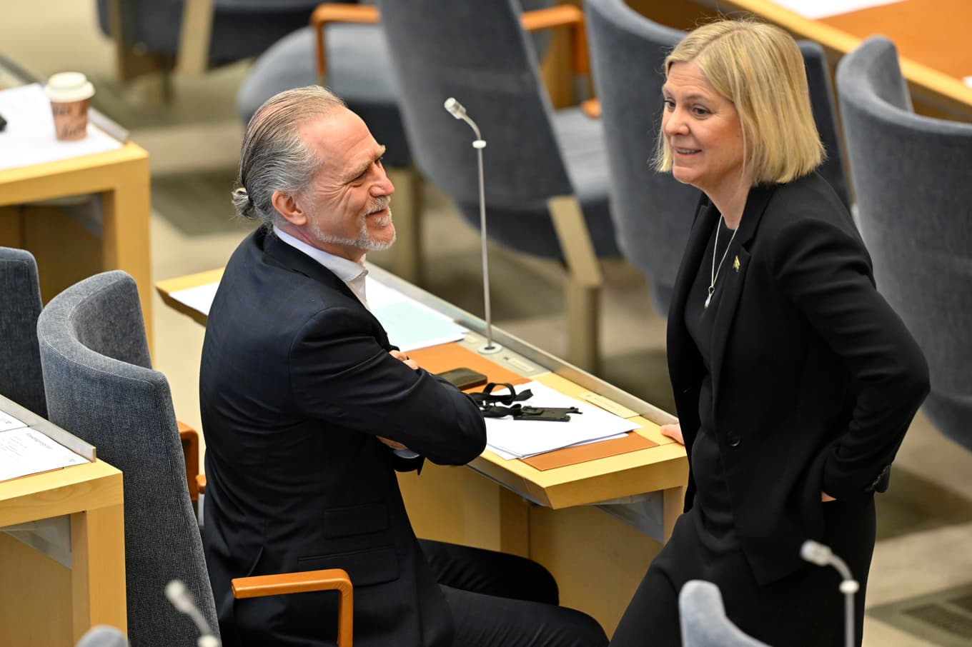 Daniel Helldén (MP) och Magdalena Andersson (S) i riksdagen. Arkivbild. Foto: Henrik Montgomery/TT