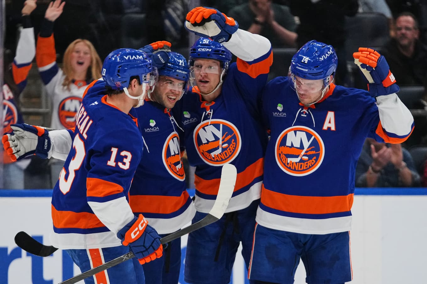 New York Islanders Emil Heineman (51) firar med lagkamrater efter ett av sina mål. Foto: Frank Franklin/AP/TT