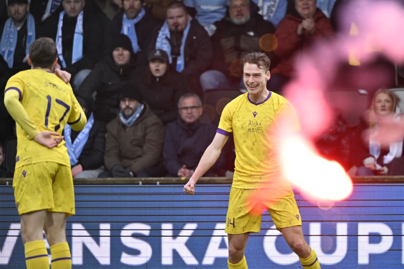Pyroteknik kastas in samtidigt som Mjällbys Villiam Granath jublar efter att ha gjort 4–0 under kvartsfinalen mot Malmö FF i svenska cupen. Foto: Johan Nilsson/TT