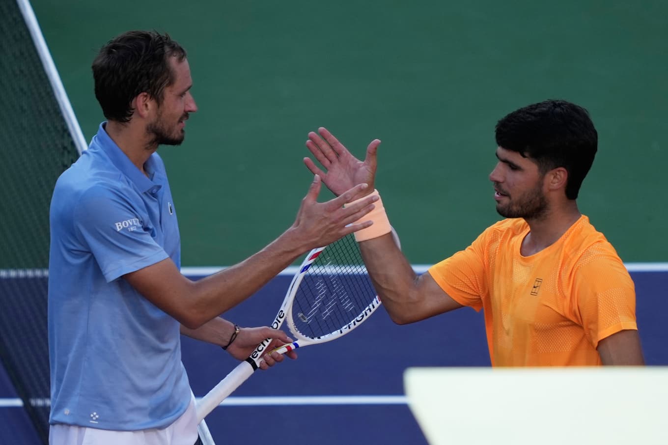 Daniil Medvedev (till vänster) gratuleras av Carlos Alcaraz efter segern i semifinalen av stortävlingen Indian Wells. Foto: Mark J Terrill  /AP/TT