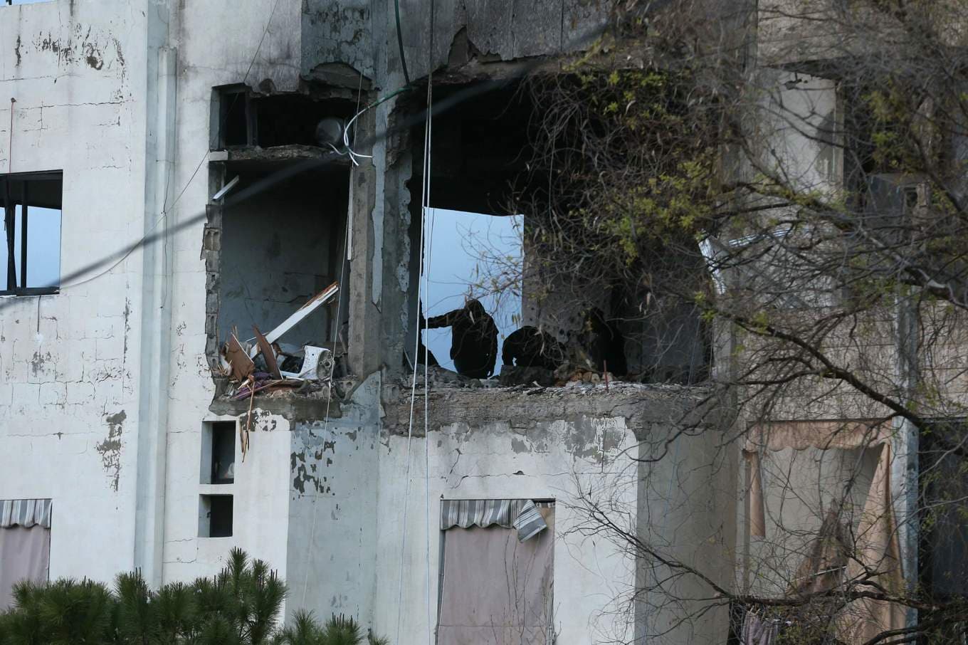 Räddningspersonal på plats i hamnstaden Sidon i södra Libanon på söndagsmorgonen. Foto: Mahmoud Zayyat/AFP/TT