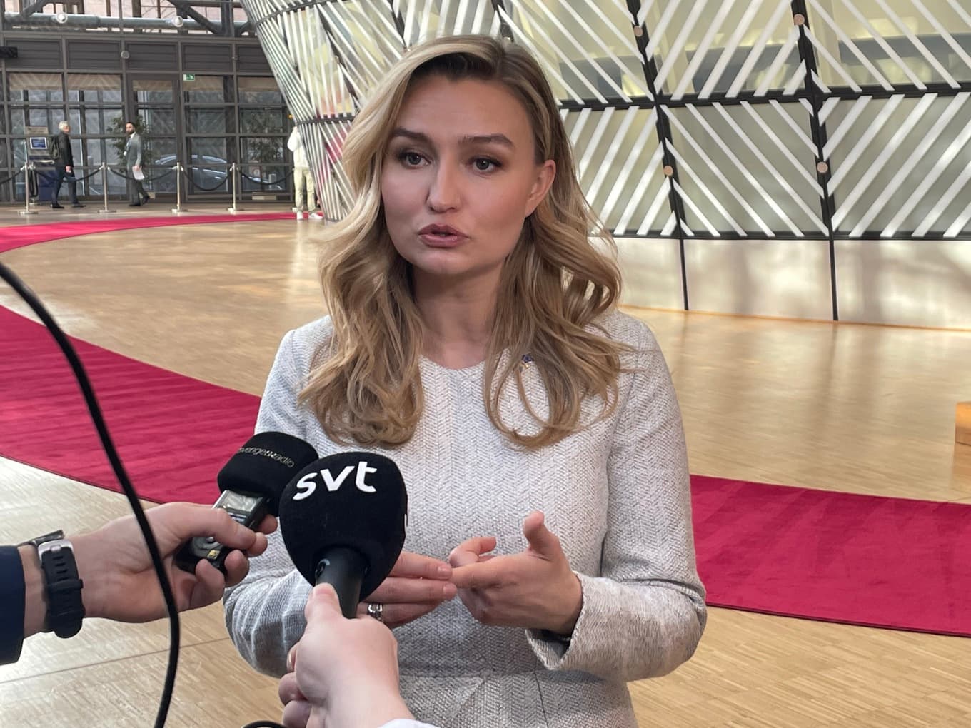 Energi- och näringsminister Ebba Busch (KD) på väg in till måndagens energiministermöte i Bryssel. Foto: Wiktor Nummelin/TT