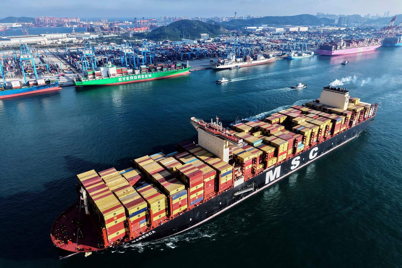 Ett fraktvartyg från det schweiziska rederiet MSC lämnar containerterminalen i Qingdao, Kina. Arkivbild Foto: Chinatopix/AP/TT