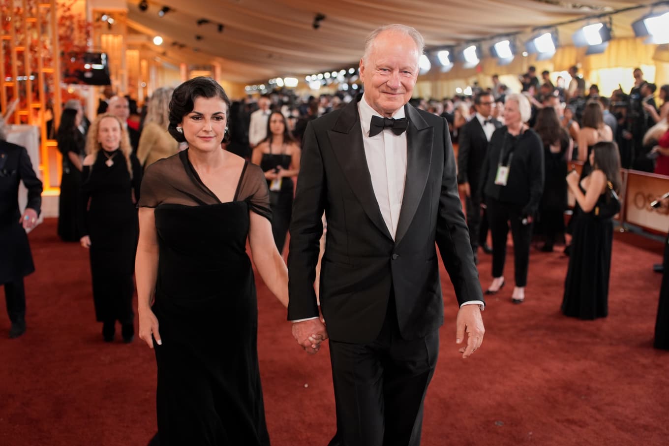 Megan Everett-Skarsgård och Stellan Skarsgård på väg in till Oscarsgalan på Dolby Theatre – som de sedan fick lämna utan statyett. Foto: John Locher/AP/TT