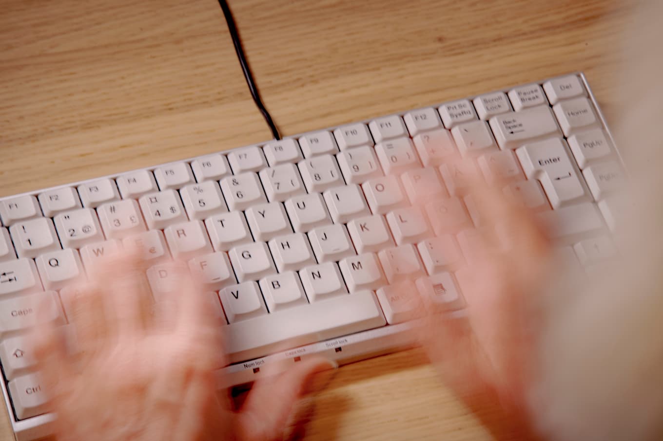 Genom att tänka på hur de skulle skriva på tangentbord så aktiverades delar av hjärnan hos två delvis förlamade personer. Genom ett gränssnitt blev tanken skrift. Arkivbild. Foto: Tim Aro/TT