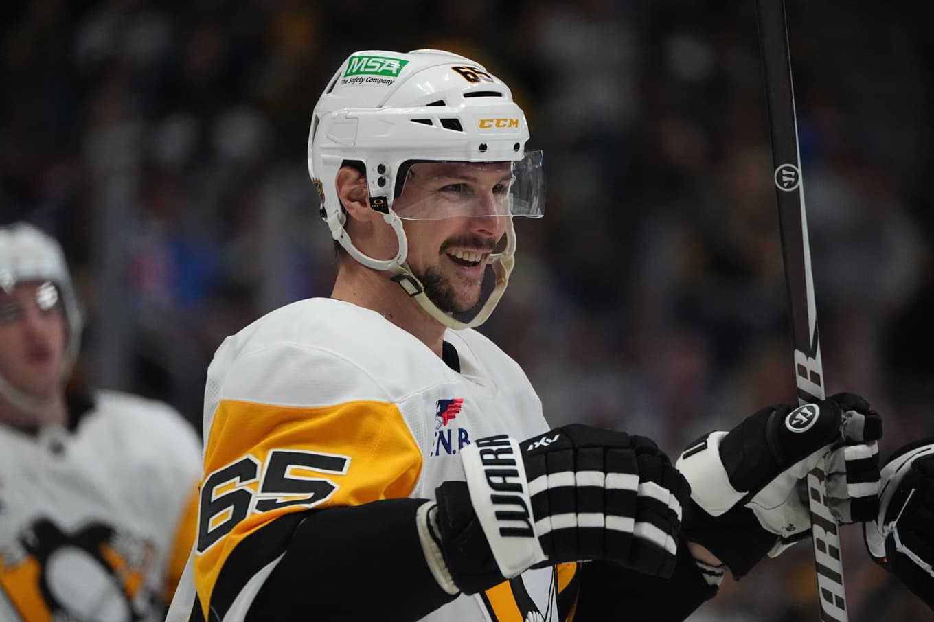 Erik Karlsson jublar efter sitt mål mot Colorado. Foto: David Zalubowski/AP/TT