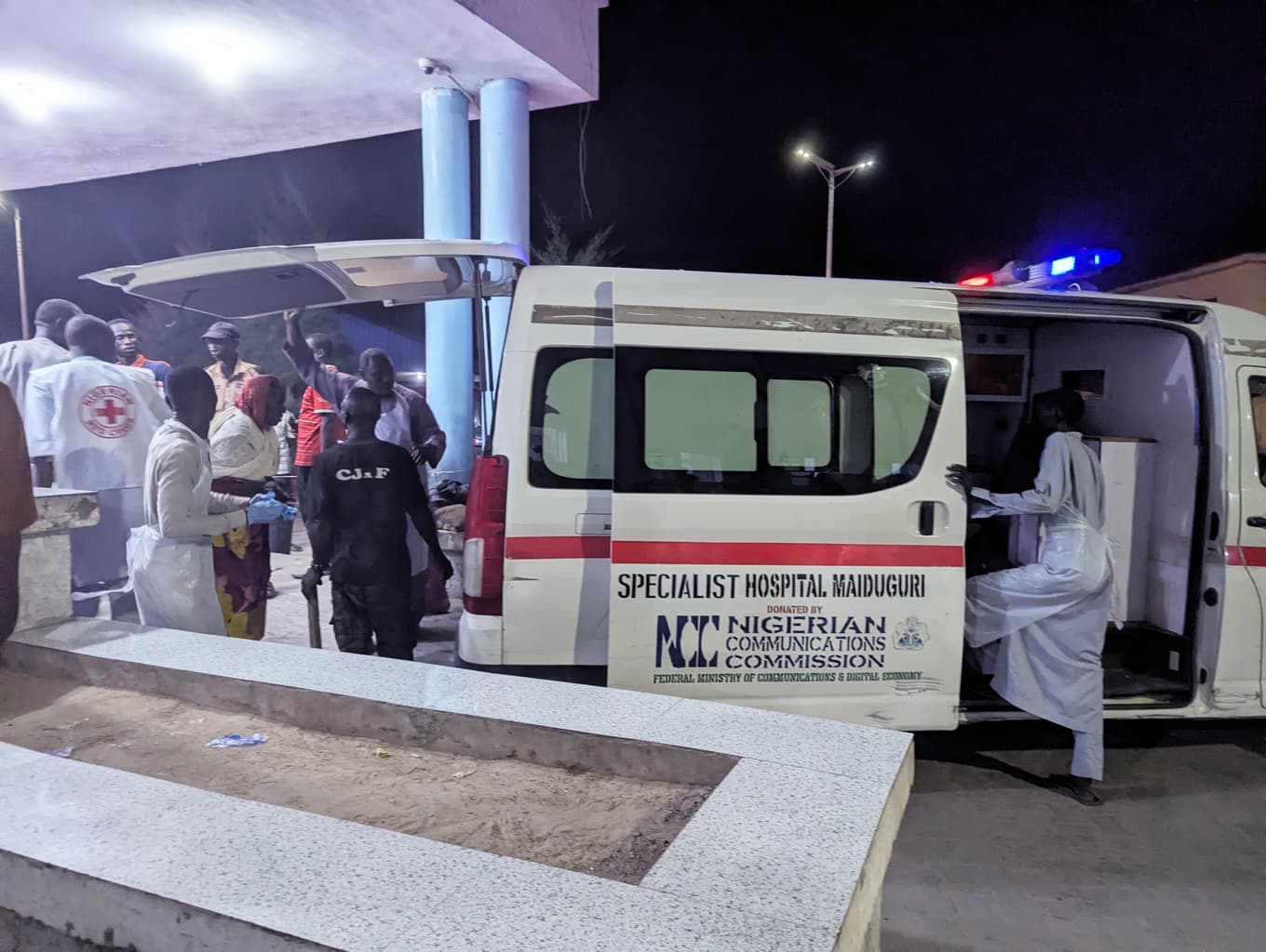 En ambulans lämnar av skadade vid ett sjukhus i Maiduguri. Foto: AP/TT