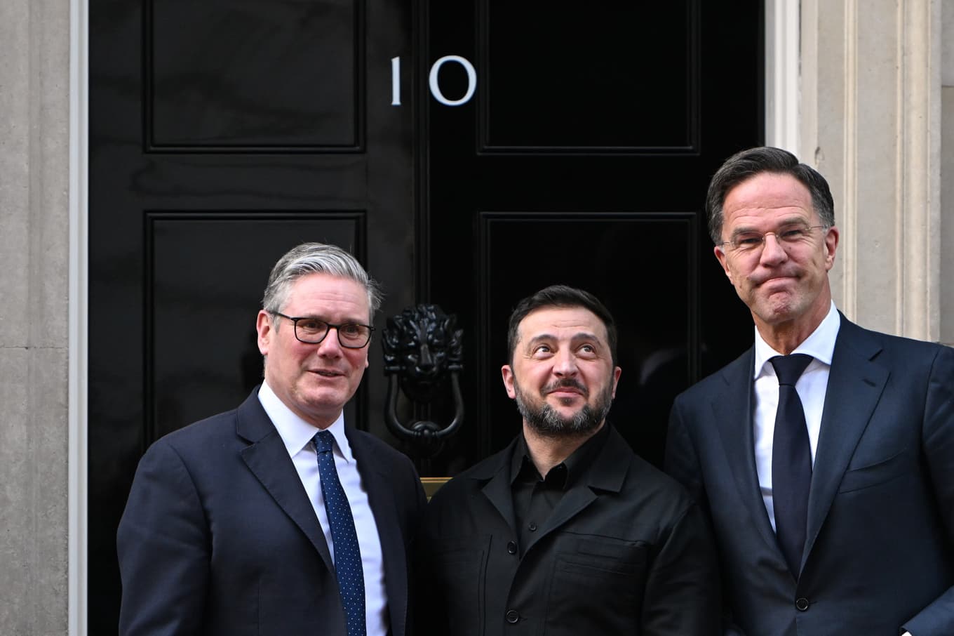 Storbritanniens premiärminister Keir Starmer, Ukrainas president Volodymyr Zelenskyj och Natos generalsekreterare Mark Rutte vid 10 Downing Street. Foto: Thomas Krych  /AP/TT