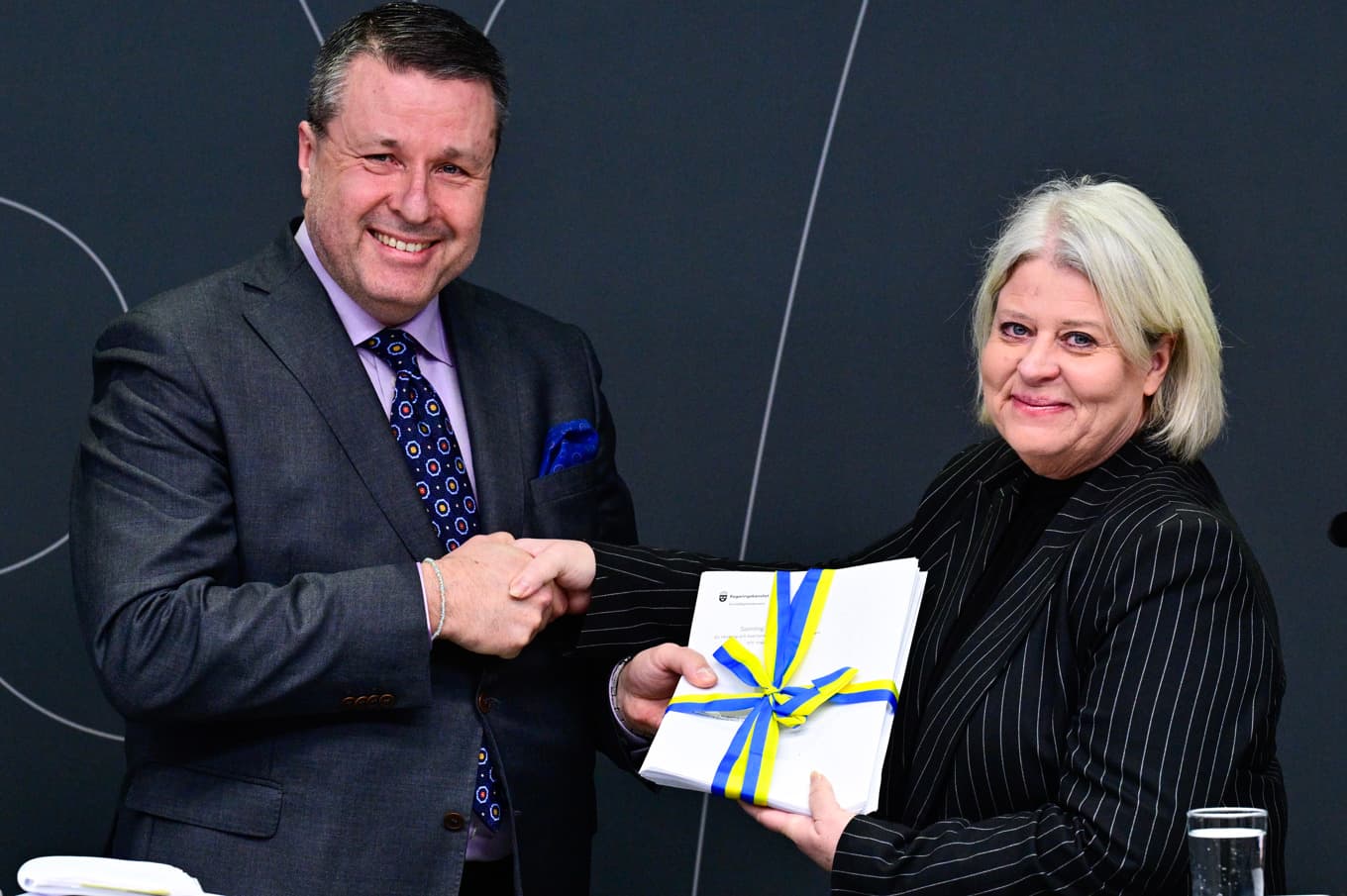 Socialtjänstminister Camilla Waltersson Grönvall (M) tar emot slutredovisningen från den nationella samordnaren Thomas Ardenfors. Arkivbild. Foto: Jonas Ekströmer/TT