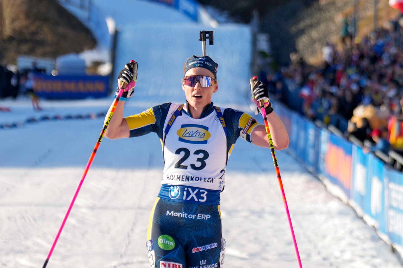 Hanna Öberg går i mål i Holmenkollen. Foto: Heiko Junge/NTB/TT