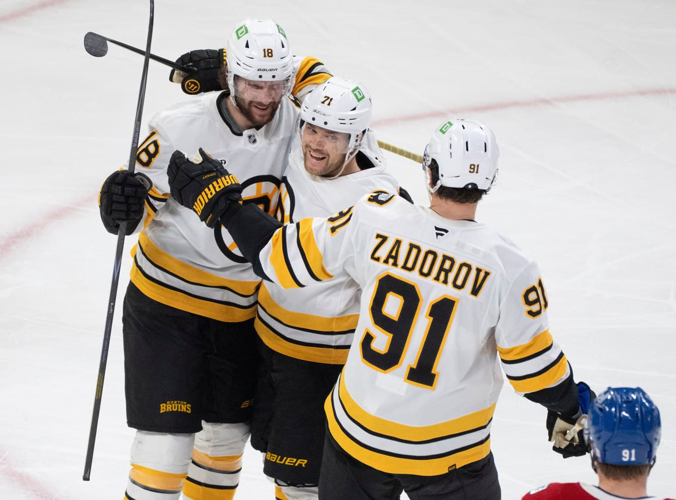 Bostons Viktor Arvidsson (mitten) firar ett mål under en match på tisdagen. Foto: Christinne Muschi/AP/TT