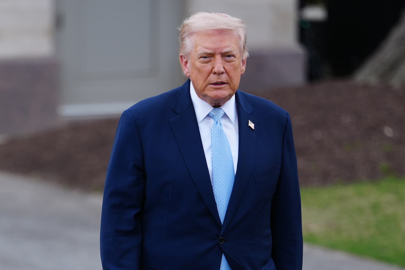 President Donald Trump hotar Iran på nytt. Bild från i fredags. Foto: Julia Demaree Nikhinson/AP/TT