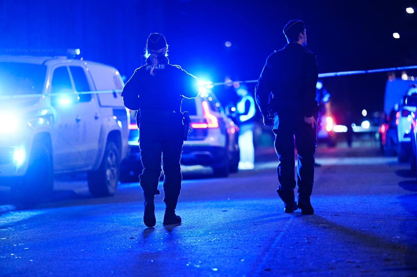 Polisen på plats i Riksby i Bromma, västra Stockholm,  efter en dödsskjutning i november 2025. Foto: Fredrik Sandberg/TT