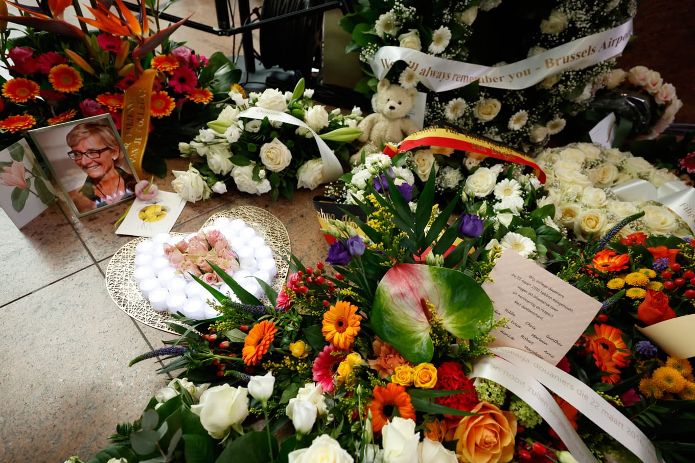 Blommor för att hedra offren av Brysselattackerna vid flygplatsen i Zaventem. Foto: Geert Vanden Wijngaert /AP/TT