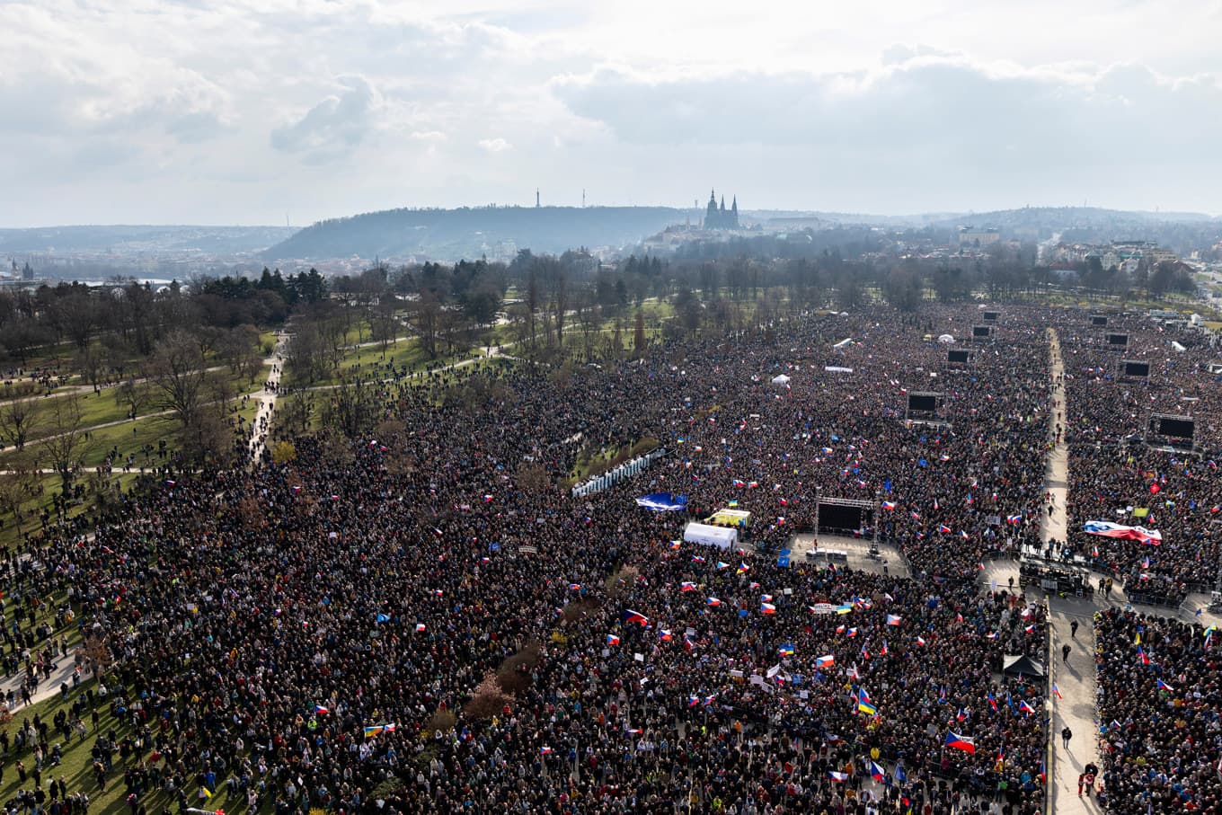 Omkring 200 000 människor var på plats under lördagens demonstration i Prag, enligt organisatören. Foto: Michal Turek  /AP/TT