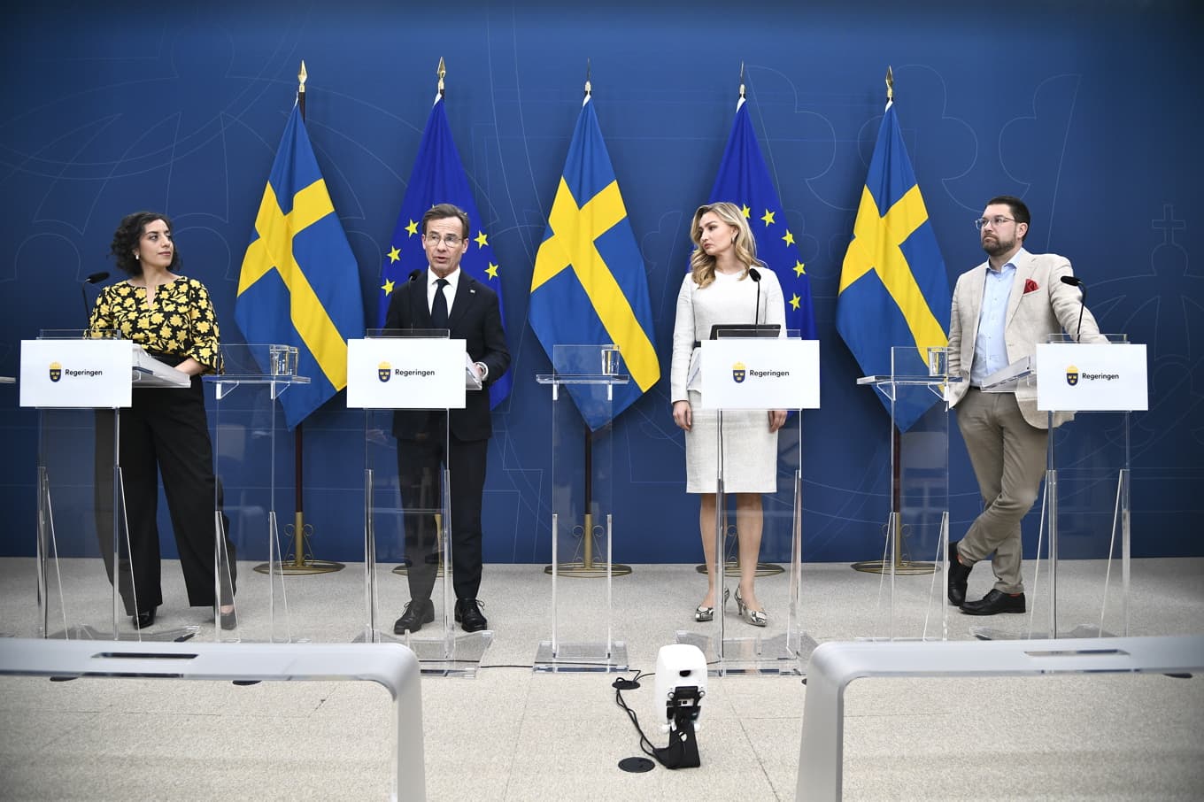 Utbildnings- och integrationsminister Simona Mohamsson (L), statsminister Ulf Kristersson (M), energi- och näringsminister Ebba Busch (KD) och SD:s partiledare Jimmie Åkesson, under en pressträff om åtgärder mot höjda energipriser. Foto: Lars Schröder/TT